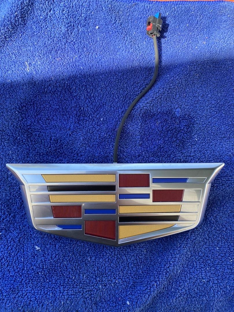 OB 21-22 cadillac escalade rear tailgate button emblem