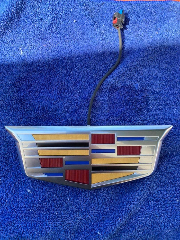 84814035 | OB 21-22 cadillac escalade rear tailgate button emblem