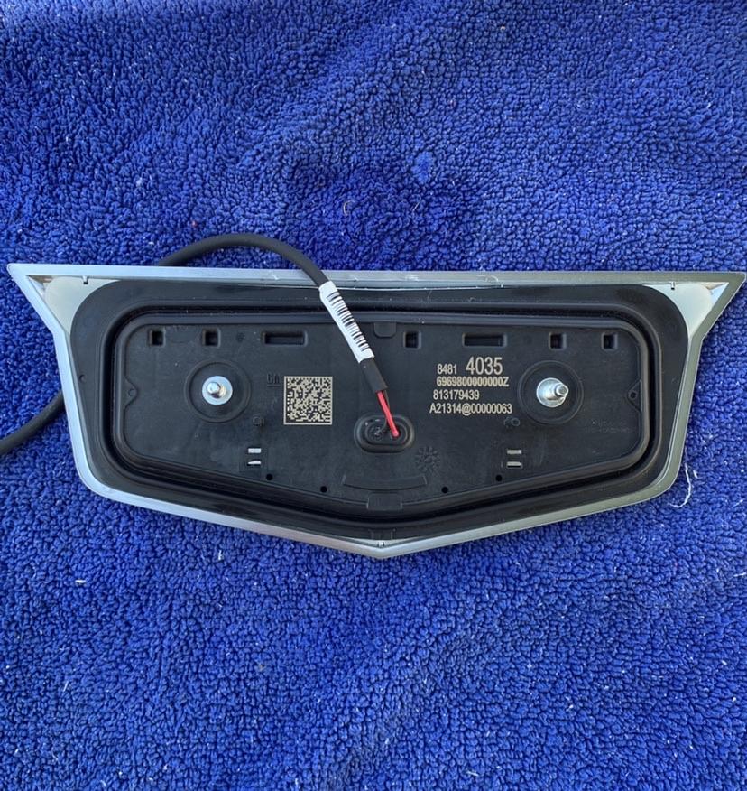 84814035 | OB 21-22 cadillac escalade rear tailgate button emblem