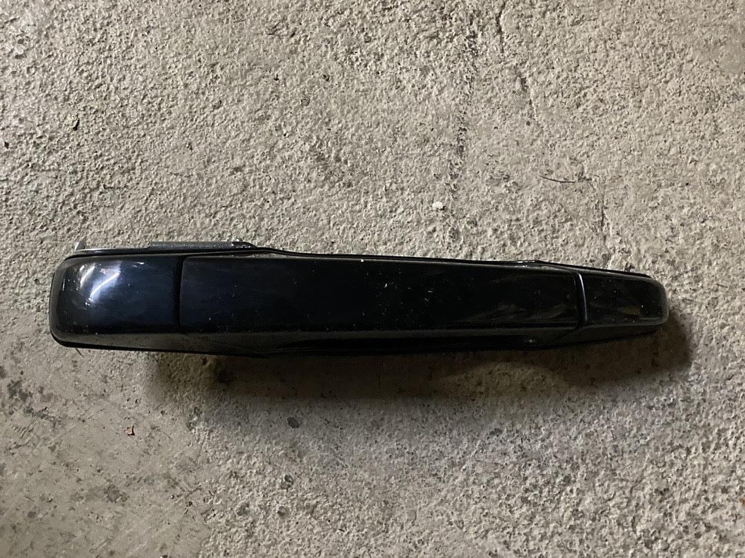 07-14 CHEVY PASSENGER SIDE FRONT RIGHT EXTERIOR DOOR HANDLE 07-14 CHEVY SILVERADO/GMC SIERRA GLOSSY BLACK
