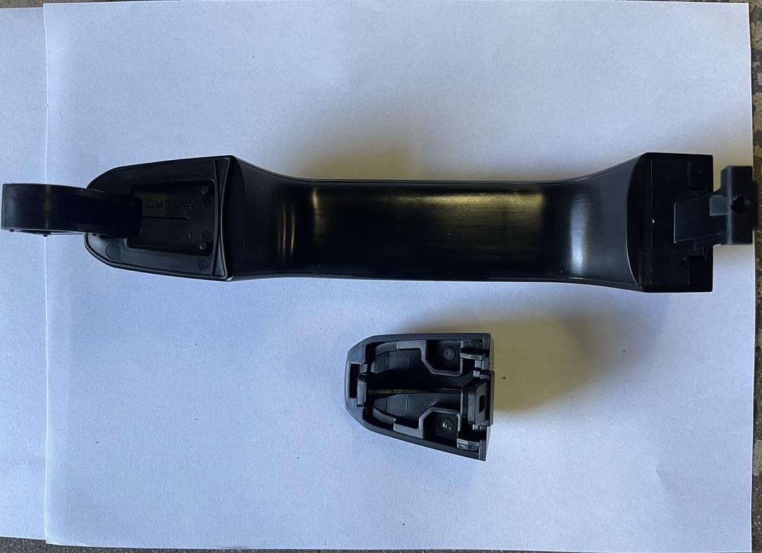 GM1311193) FRONT PASSENGER RIGHT SIDE 14-18 GMC SIERRA / CHEVY SILVERADO 15-18 CHEVY SUBURBAN / TAHOE BLACK