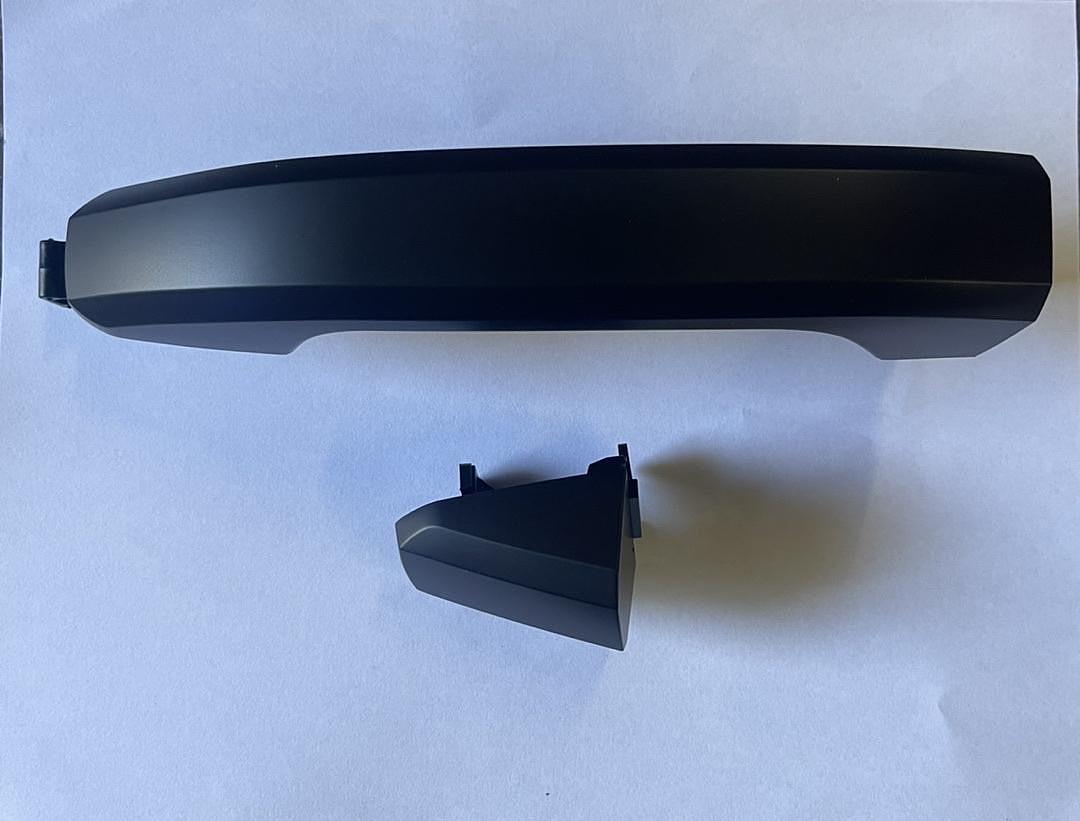 GM1311193) FRONT PASSENGER RIGHT SIDE 14-18 GMC SIERRA / CHEVY SILVERADO 15-18 CHEVY SUBURBAN / TAHOE BLACK