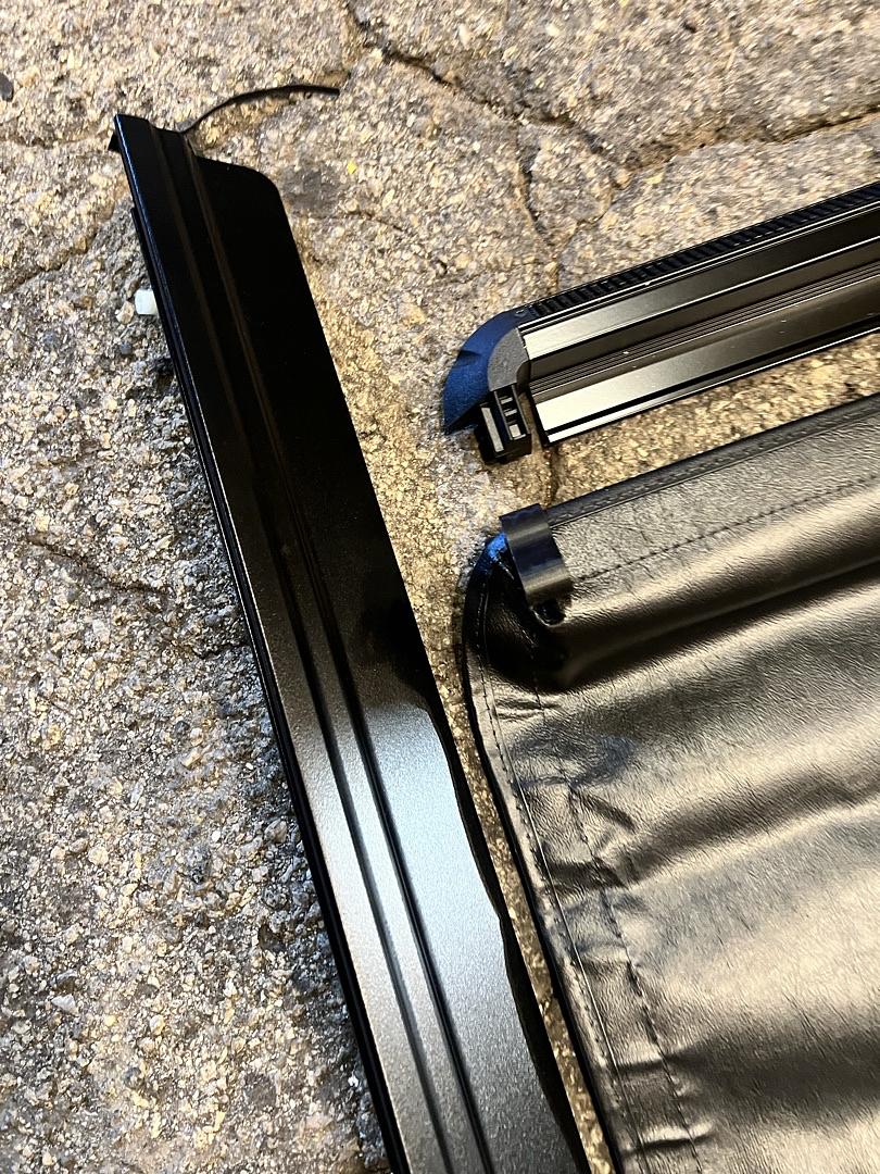 19333152 | 15-on chevy colorado 5ft roll up cover orignal gm oem cover