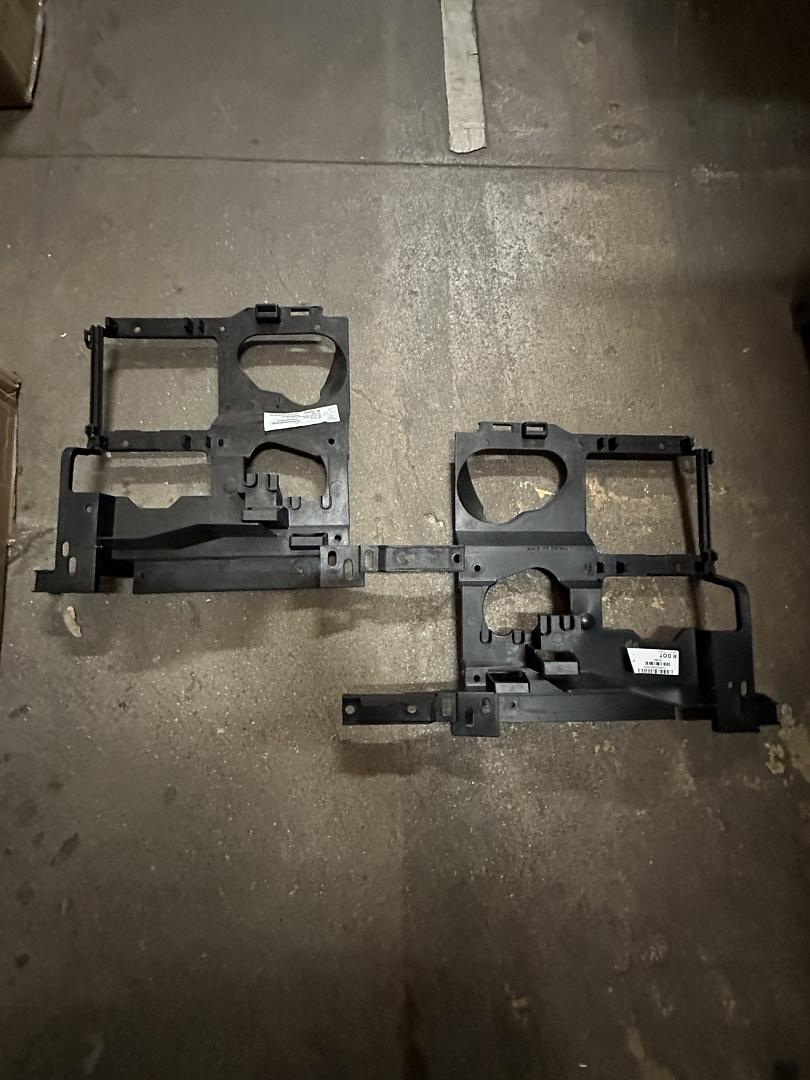 99-02 SILVERADO/01-06 TAHOE HEADLIGHT MOUNTING BRACKET LEFT + RIGHT PAIR