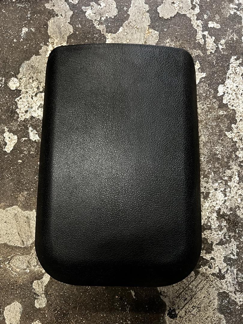 05-09 ford mustang black center console