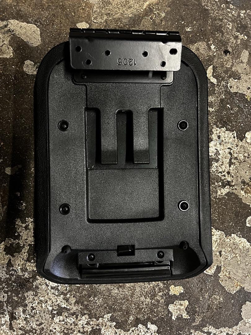 05-09 ford mustang black center console