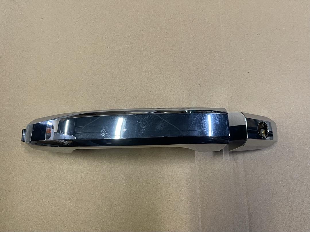 GM1310194 14-18 CHEVY SILVERADO GMC SIERRA 15-18 CHEVY TAHOE SUBURBAN CHROME DRIVER FRONT LH DOOR HANDLE WITH KEY HOLE