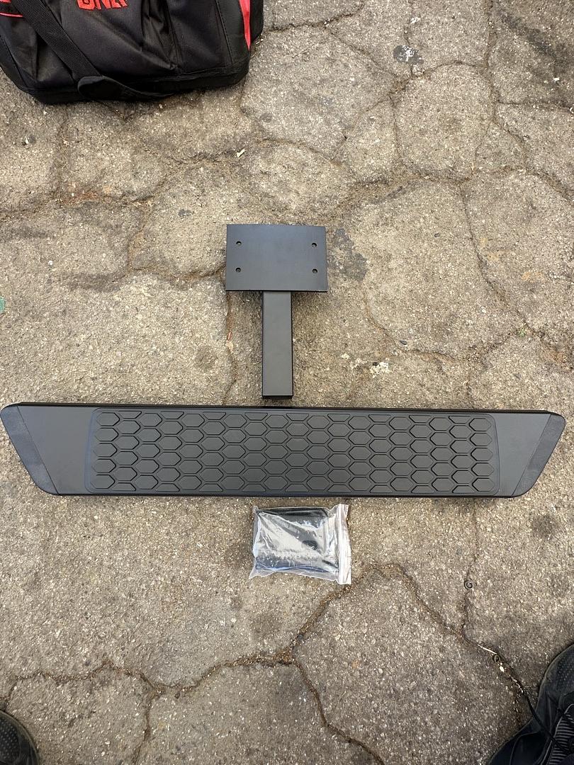 UNIVERSAL 6INCH BLACK TOW HITCH STEP
