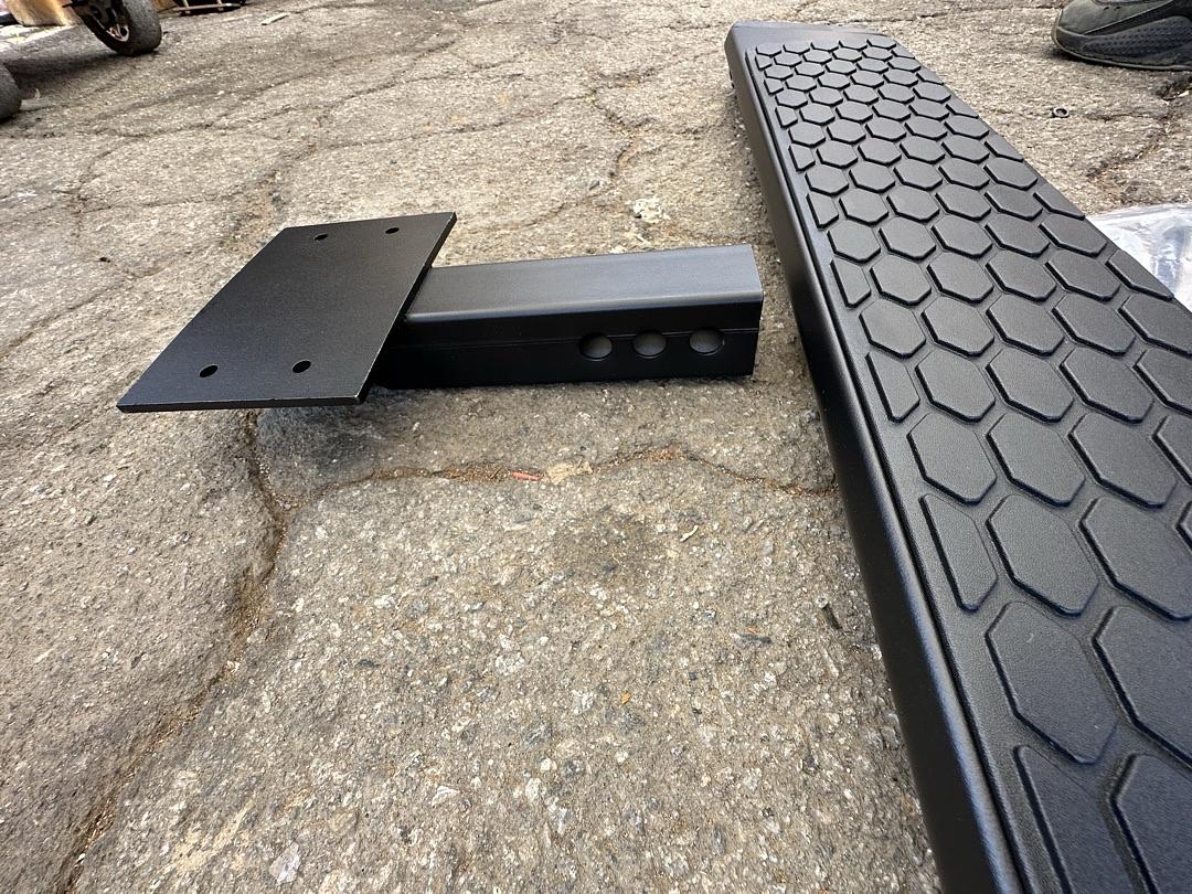 UNIVERSAL 6INCH BLACK TOW HITCH STEP