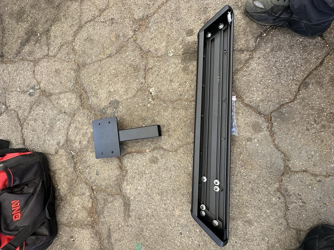 UNIVERSAL 6INCH BLACK TOW HITCH STEP