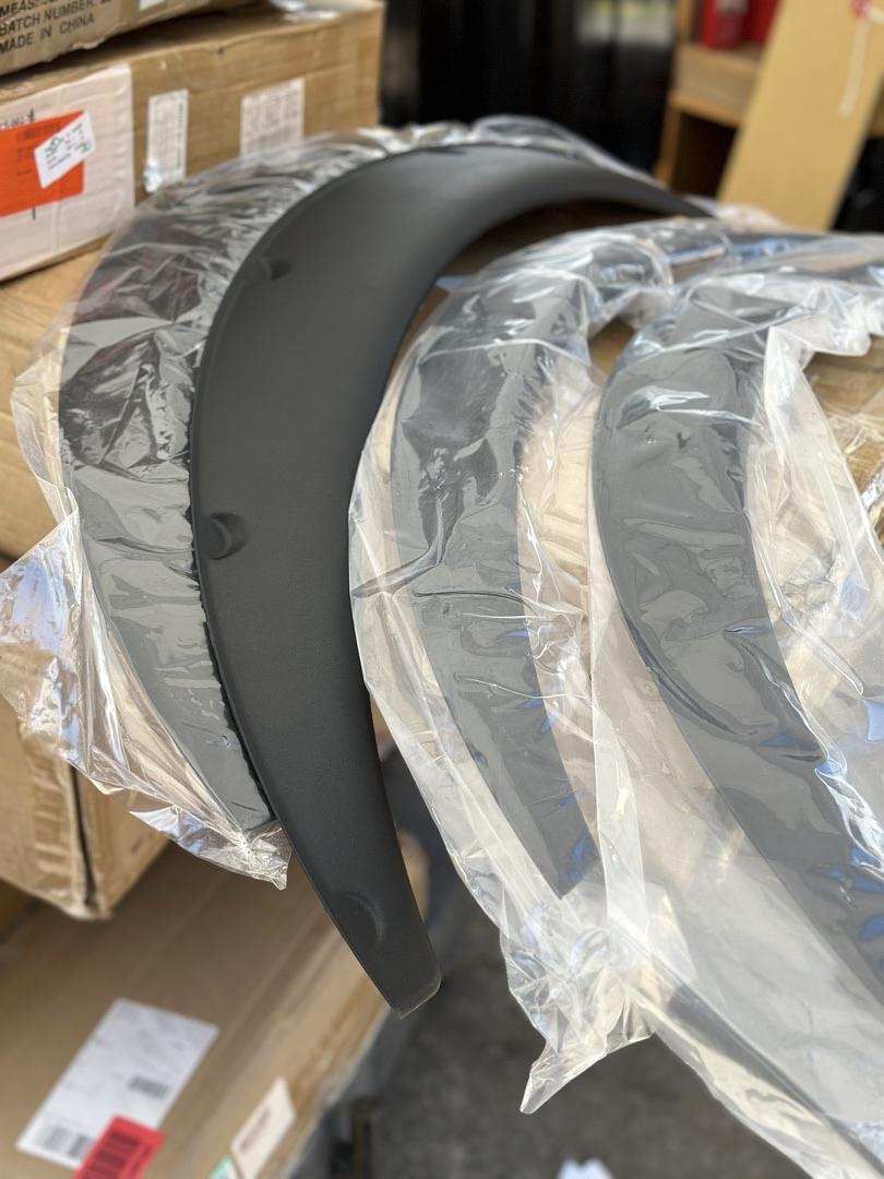 4PC WHEEL FENDER FLARES [REAR WHEEL DRIVE MODELS]BLACK