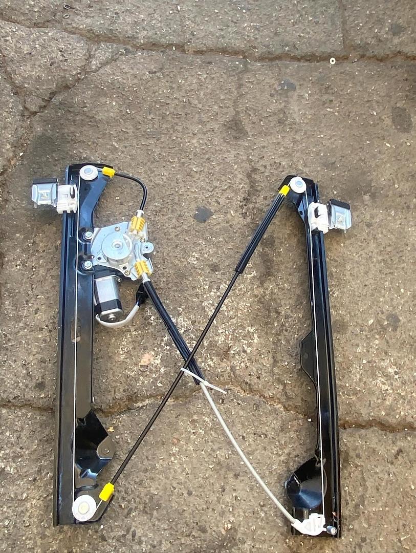 FRONT RIGHT PASSENGER SIDE POWER WINDOW REGULATOR W/O MOTOR ASSEMBLY COMPATIBLE WITH 2003-2007 FOCUS