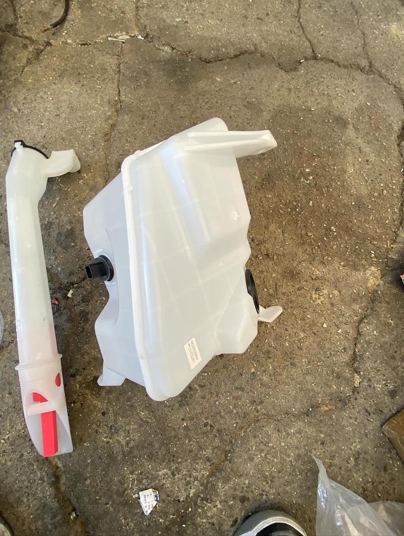 FACTORY STYLE WINDSHIELD WASHER FLUID RESERVOIR ASSEMBLY COMPATIBLE WITH 1999-2003 RX300 W/FLUID LEVEL SENSOR