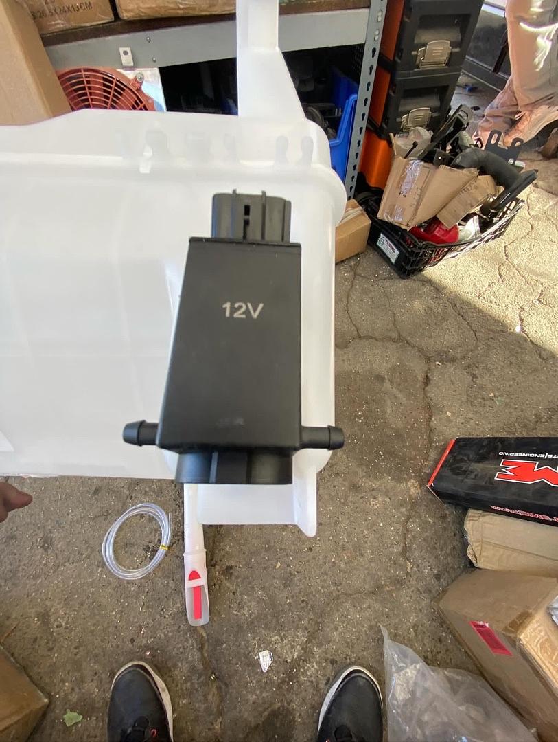 FACTORY STYLE WINDSHIELD WASHER FLUID RESERVOIR ASSEMBLY COMPATIBLE WITH 1999-2003 RX300 W/FLUID LEVEL SENSOR