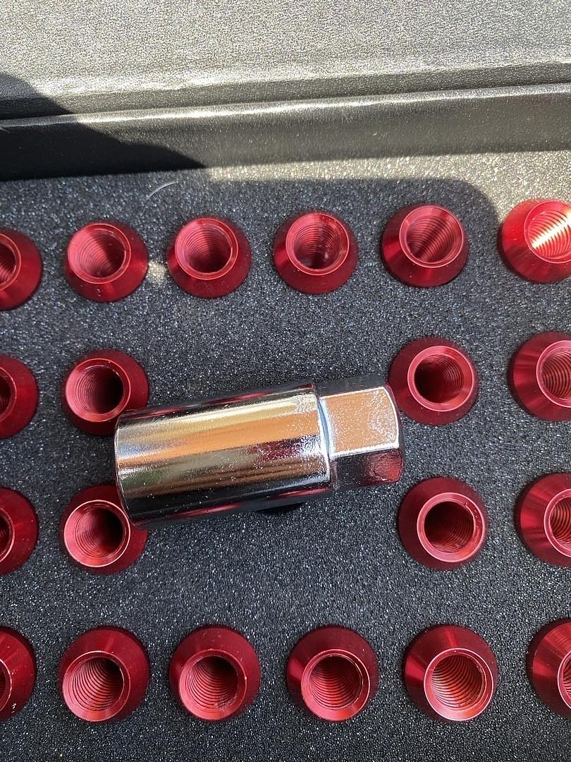 7075 ALUMINUM RED M12 X 1.5 20PCS L: 50MM CLOSE END LUG NUT W/SOCKET ADAPTER