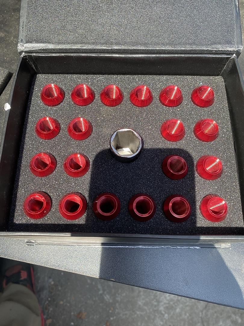 7075 ALUMINUM RED M12 X 1.5 20PCS L: 50MM CLOSE END LUG NUT W/SOCKET ADAPTER