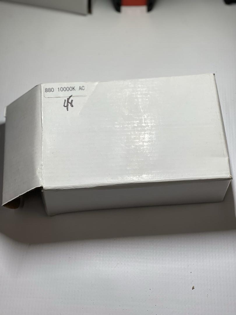 880 10000K AC PAIR OF HID BULBS (BULBS ONLY NO BALLAST)