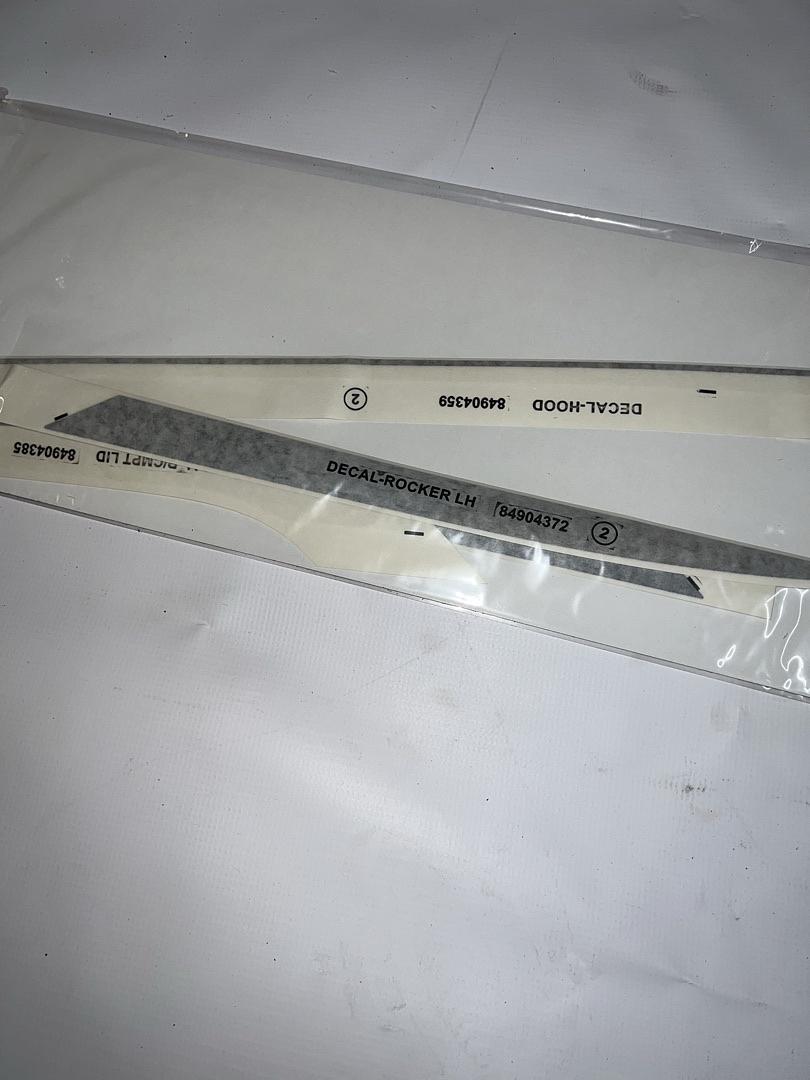 12374392 | 84904369 2022-2024 Cadillac Ct4 exterior trim rocker panel decal