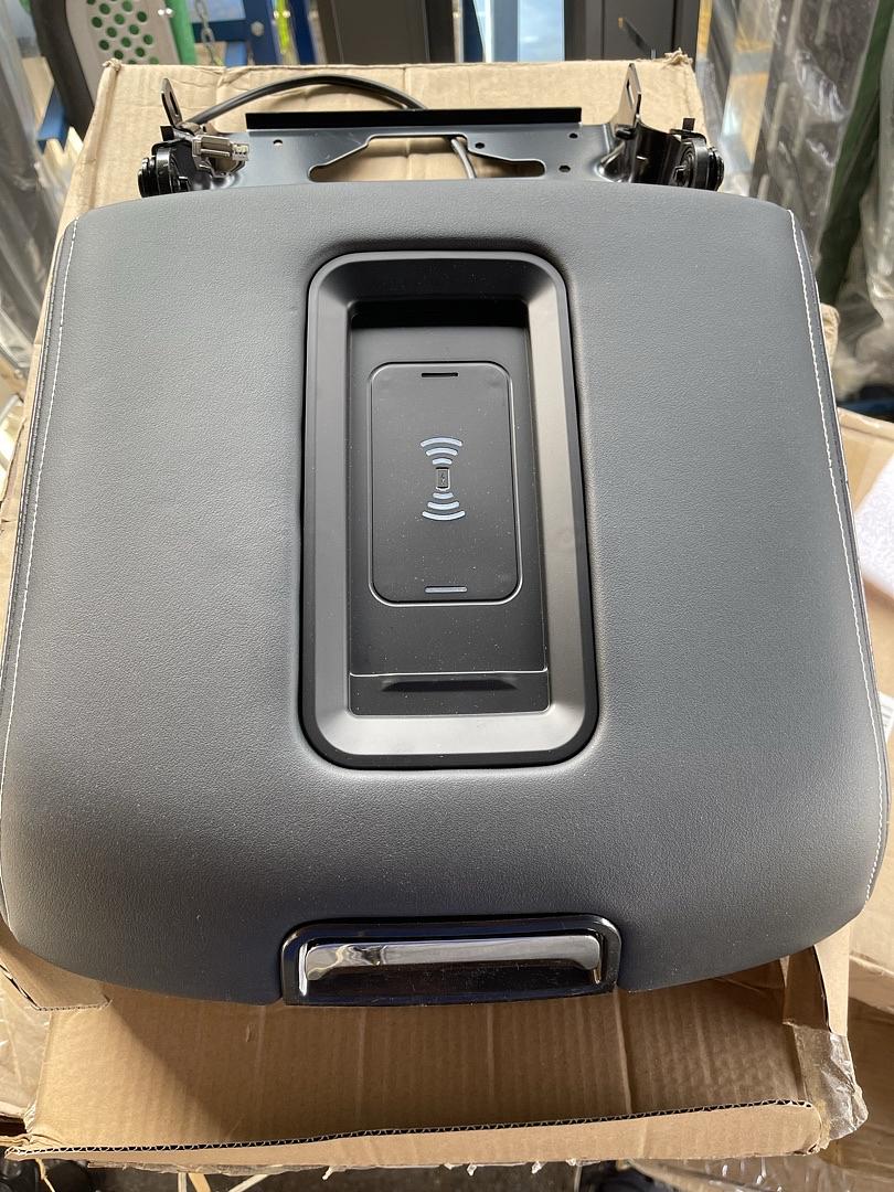 15-20 CHEVY SUBURBAN / GMC YUKON XL CENTER CONSOLE LID W/WIRELESS CHARGER