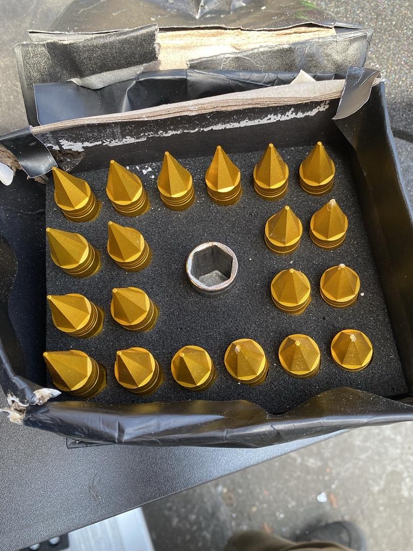 7075 ALUMINUM GOLD M12X1.5 20PCS L: 80MM SPIKY CAP LUG NUT W/ADAPTER