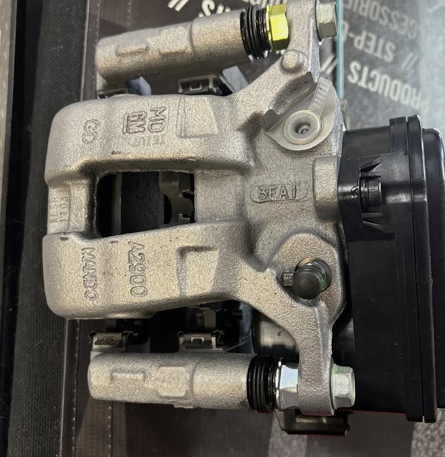 85138730 | + 85138731 pair of GM rear calipers for 2019+ chevy silverado Gmc sierra 2021+ tahoe yukon escalade