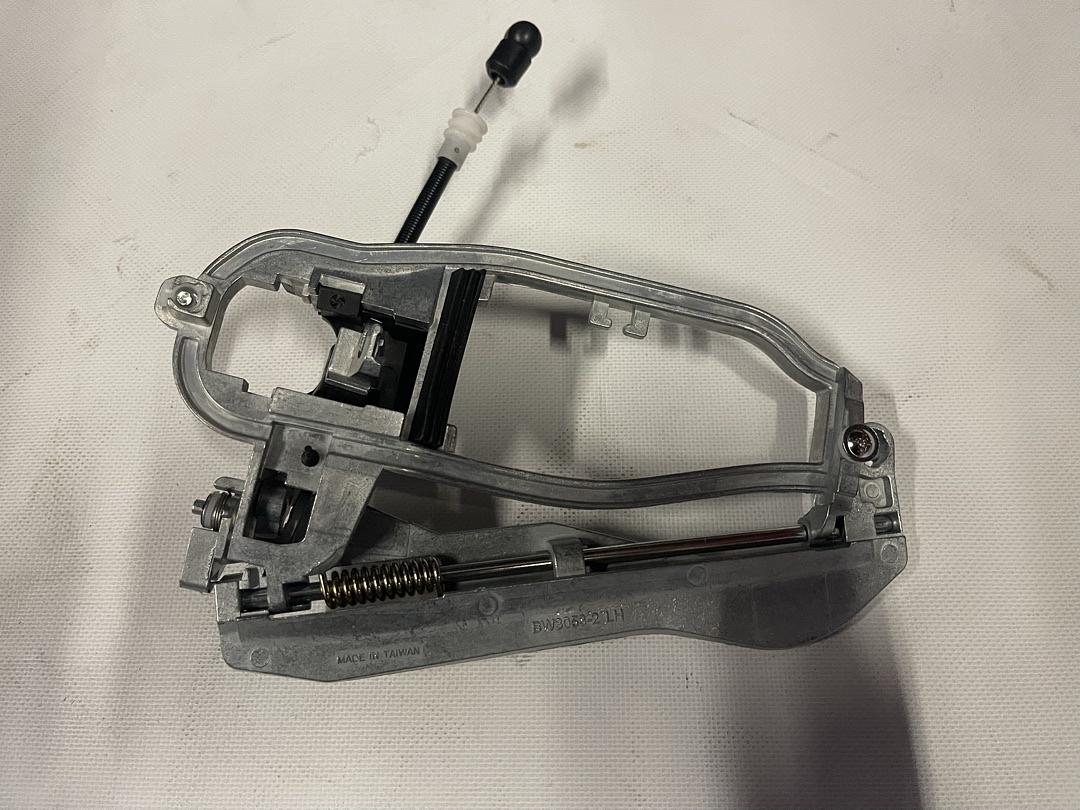 00-06 BMW X5 FRONT LEFT SIDE OUTER DOOR HANDLE BASE WITH CABLE