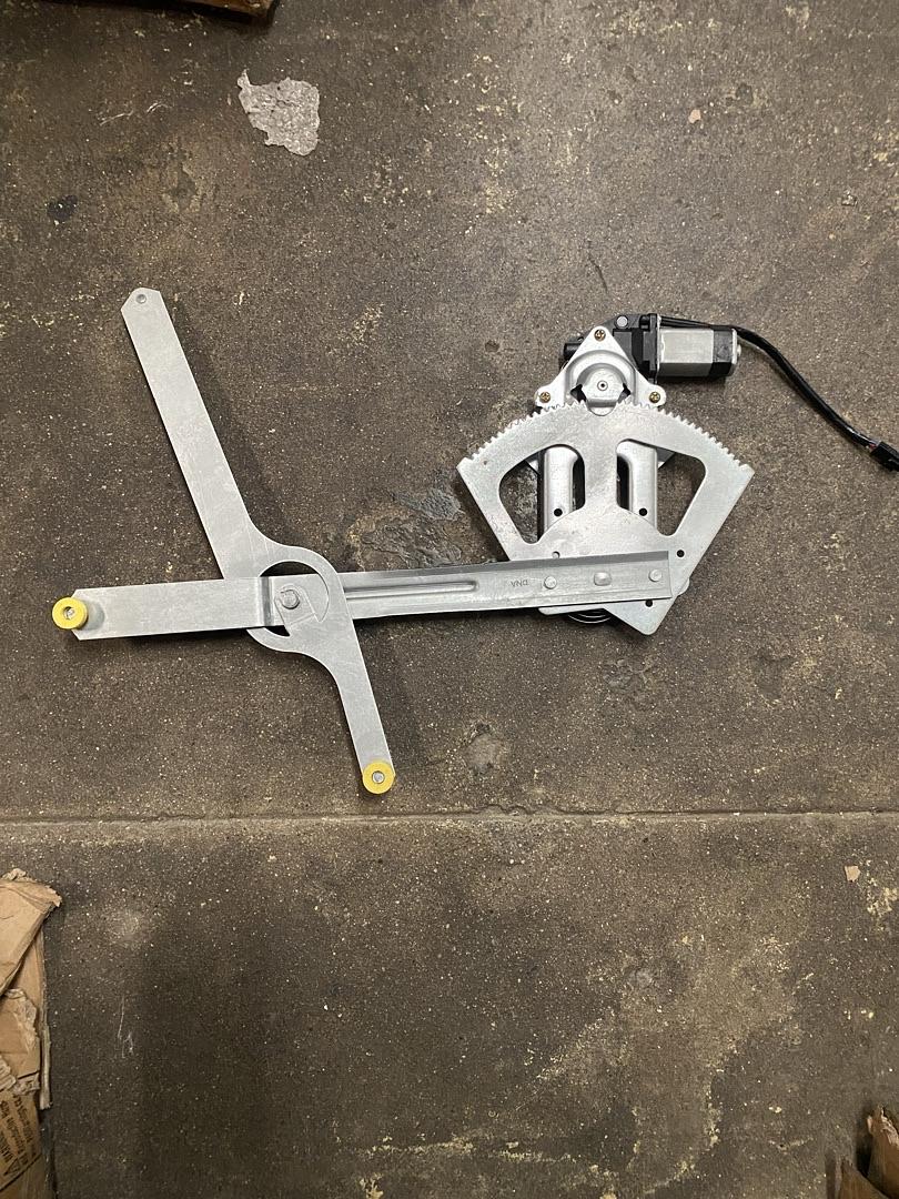 1988-2000 BLAZER / C1500 / C2500 / C3500 / K1500 / K2500 / K3500 /TAHOE/YUKON FRONT LEFT DRIVER SIDE POWER WINDOW REGULATOR & MOTOR ASSEMBLY