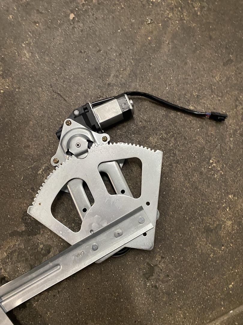 1988-2000 BLAZER / C1500 / C2500 / C3500 / K1500 / K2500 / K3500 /TAHOE/YUKON FRONT LEFT DRIVER SIDE POWER WINDOW REGULATOR & MOTOR ASSEMBLY