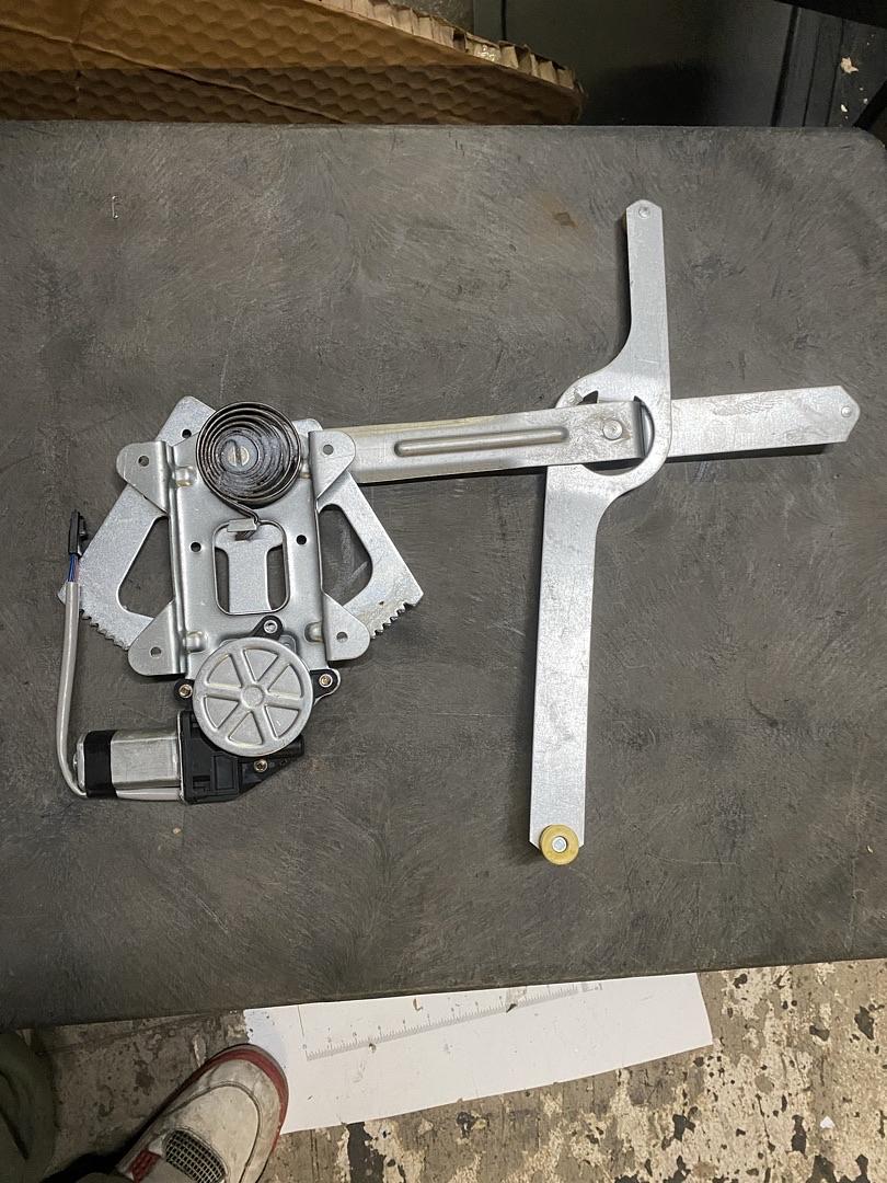 88-02 CHEVY GMC C/K SERIES PICKUP SUBURBAN FRONT RIGHT PASSENGER SIDE POWER WINDOW REGULATOR W/MOTOR ASSEMBLY