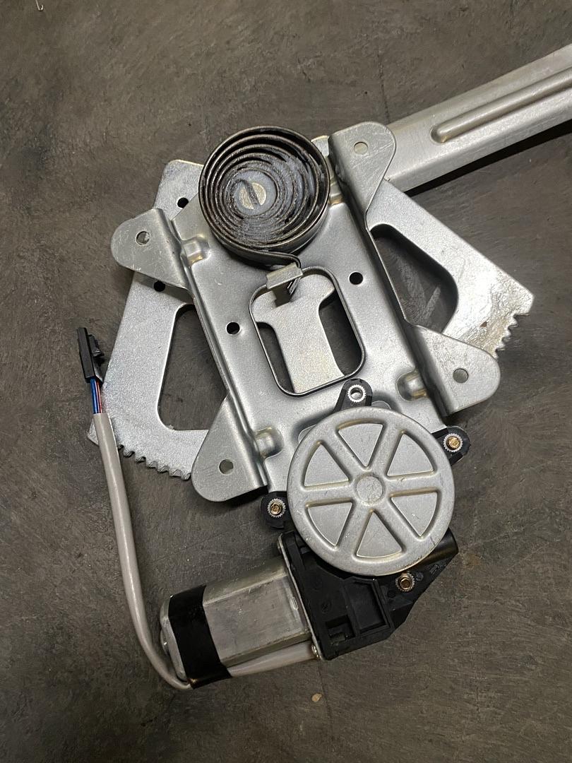 88-02 CHEVY GMC C/K SERIES PICKUP SUBURBAN FRONT RIGHT PASSENGER SIDE POWER WINDOW REGULATOR W/MOTOR ASSEMBLY