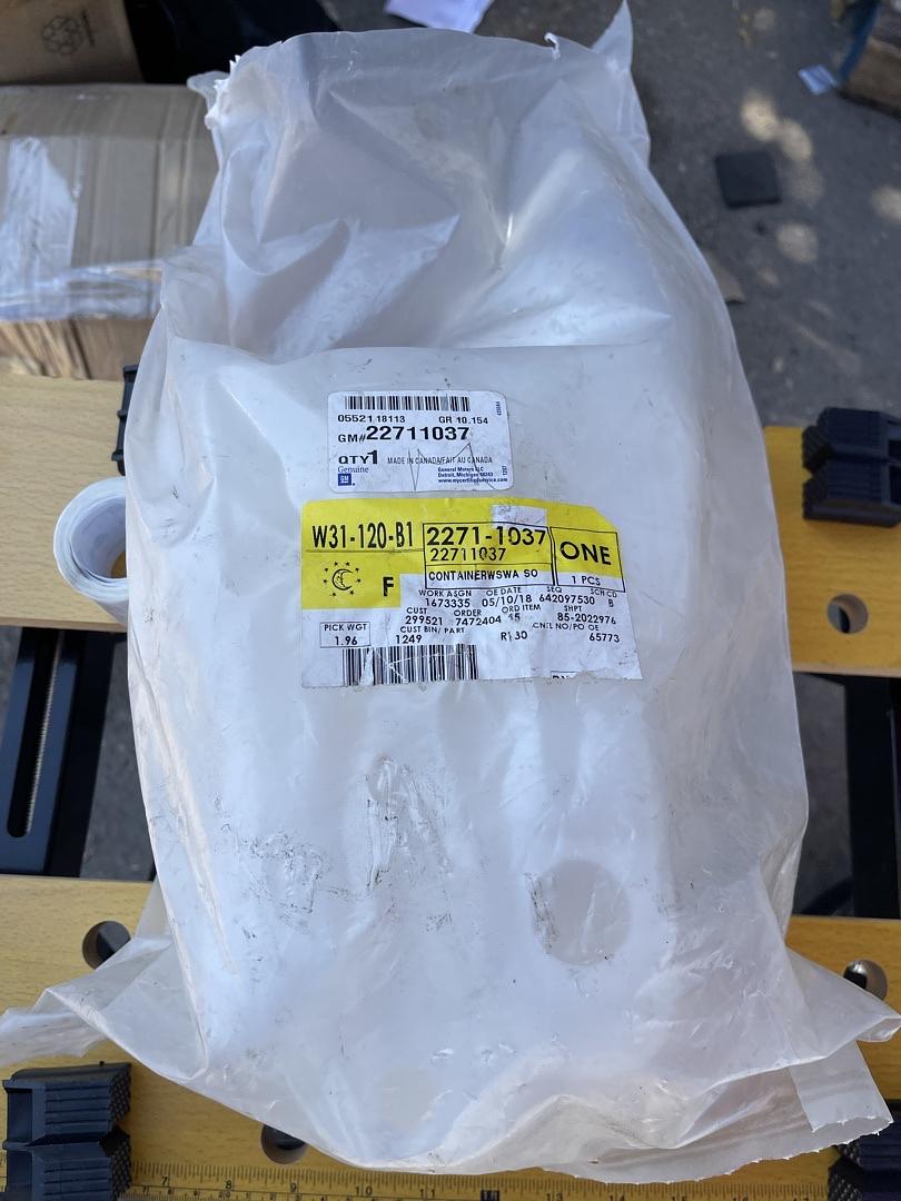 GM 07-09 Saturn Aura /08-12 Chevy Malibu/ 05-10 Pontiac G6 Container , Windshield Washer Solvent