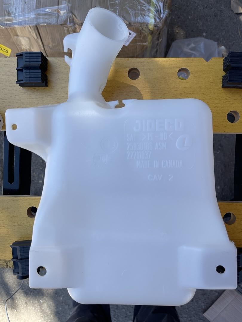 22711037 | GM 07-09 Saturn Aura /08-12 Chevy Malibu/ 05-10 Pontiac G6 Container , Windshield Washer Solvent