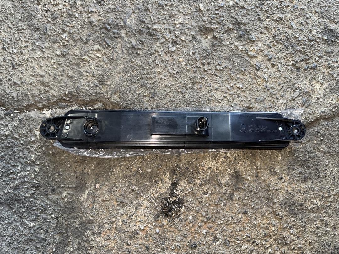 04-15 NISSAN ARMADA / INFINITI QX56 LED 3RD THIRD BRAKE LIGHT