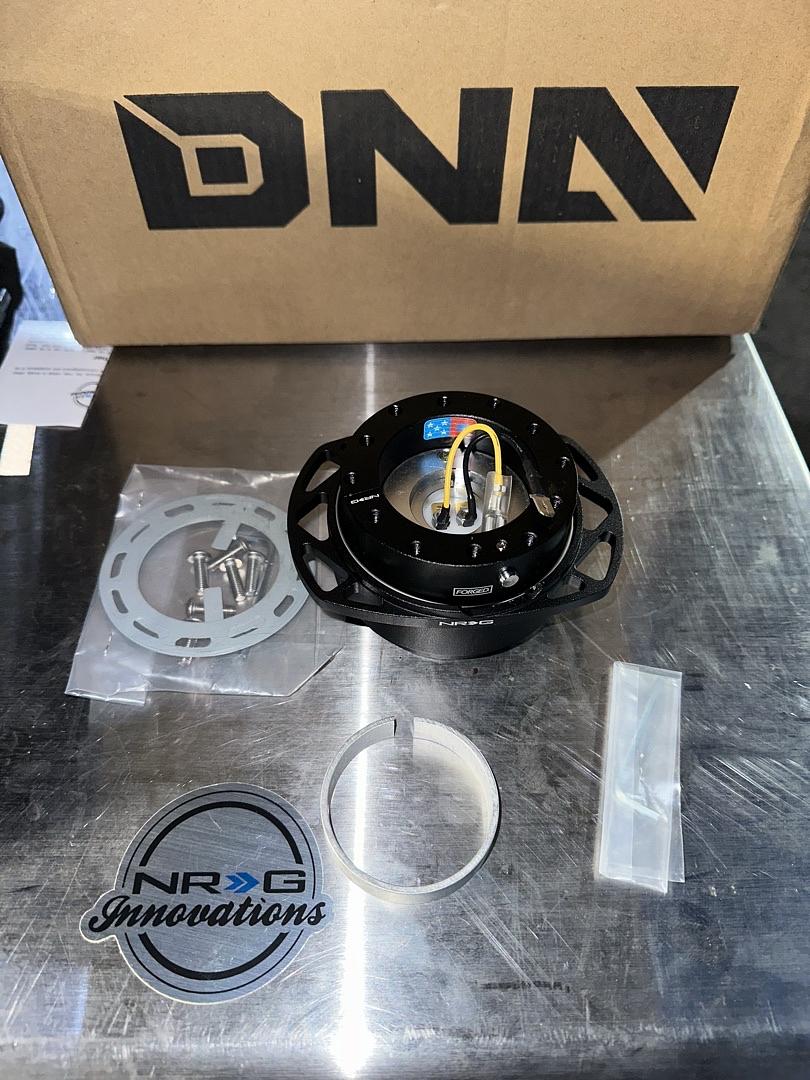 GEN 2.0 STEERING WHEEL QUICK RELEASE KIT ADAPTER BLACK BODY / BLACK HEART CUTOUT RING 6X70MM & 6X74MM BOLT PATTERN