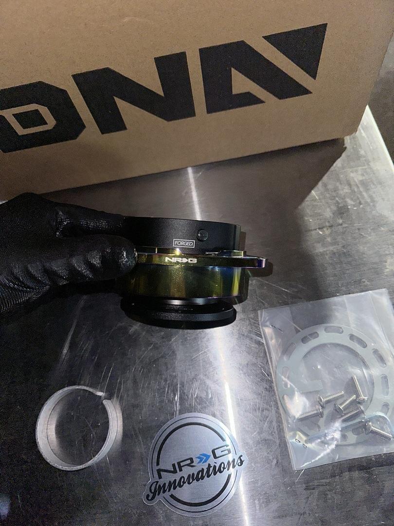 GEN 2.0 STEERING WHEEL QUICK RELEASE KIT ADAPTER BLACK BODY / NEOCHROME CUTOUT RING 6X70MM & 6X74MM BOLT PATTERN