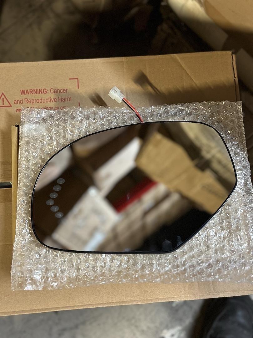 07-14 ESCALADE / 07-13 AVALANCHE / 07-13 SILVERADO / 07-14 SUBURBAN FACTORY OE STYLE LEFT/DRIVER SIDE DOOR REAR VIEW MIRROR GLASS W/HEATER+LED TURN SIGNAL FACTORY OE STYLE LEFT/DRI