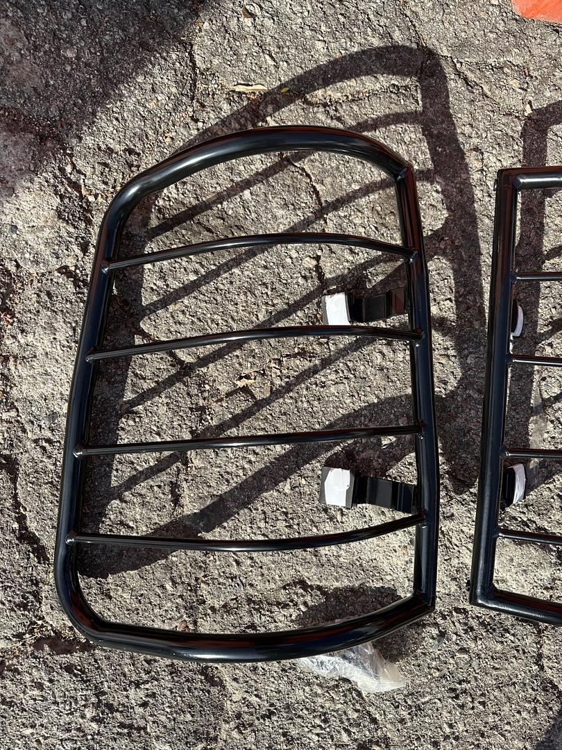 09-16 DODGE RAM 1500 / 10-16 DODGE RAM 2500 3500 BLACK TAILLIGHT CAGE