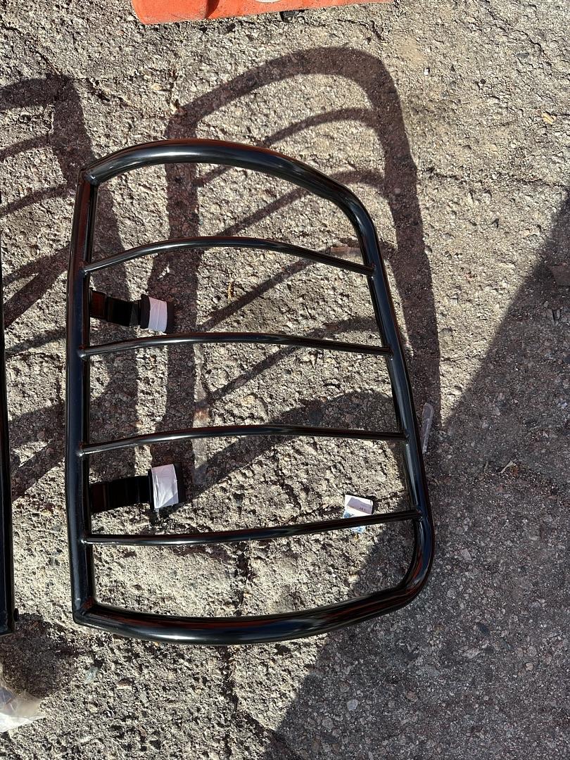 09-16 DODGE RAM 1500 / 10-16 DODGE RAM 2500 3500 BLACK TAILLIGHT CAGE