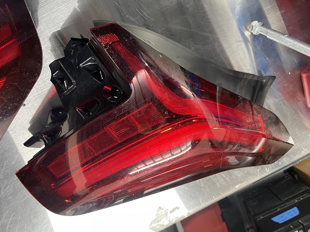 87864504 | + oB Pair of Taillights