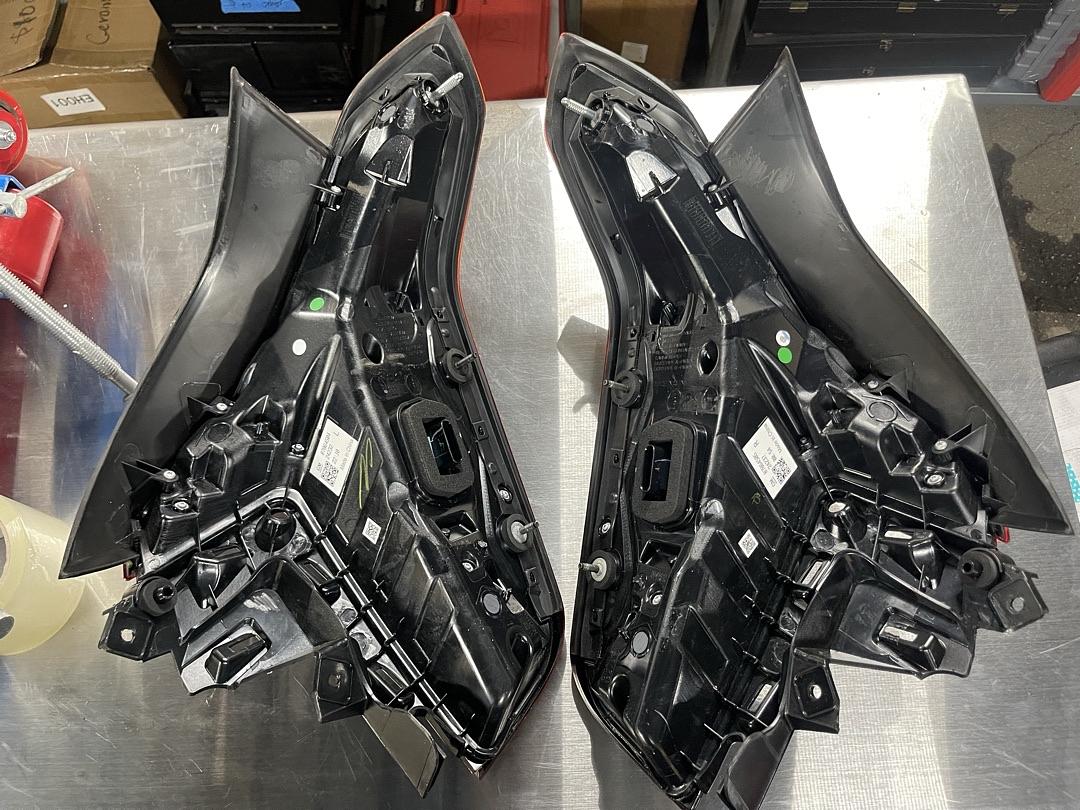 87864504 | + oB Pair of Taillights