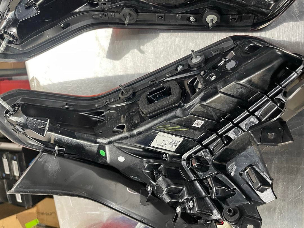 87864504 | + oB Pair of Taillights