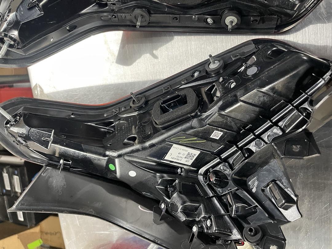 87864504 | + oB Pair of Taillights