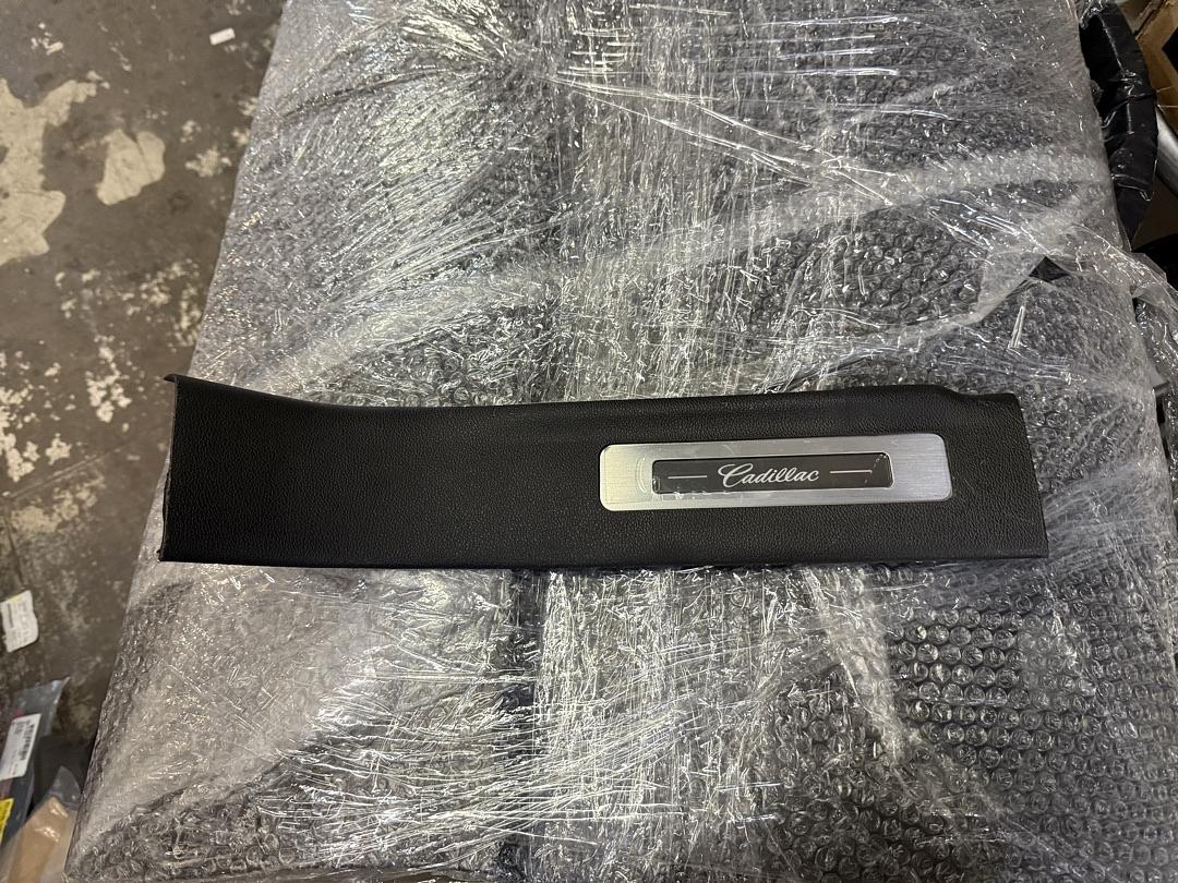 15-20 cadillac escalade Jet Black Passenger Side Door Sill Plate - GM