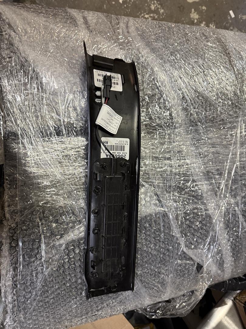 84559154 | 15-20 cadillac escalade Jet Black Passenger Side Door Sill Plate - GM
