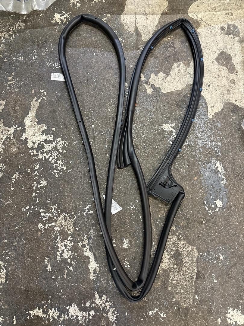 15-22 chevy colorado / gmc canyon OEM GM Front Passenger Side Door Weatherstrip