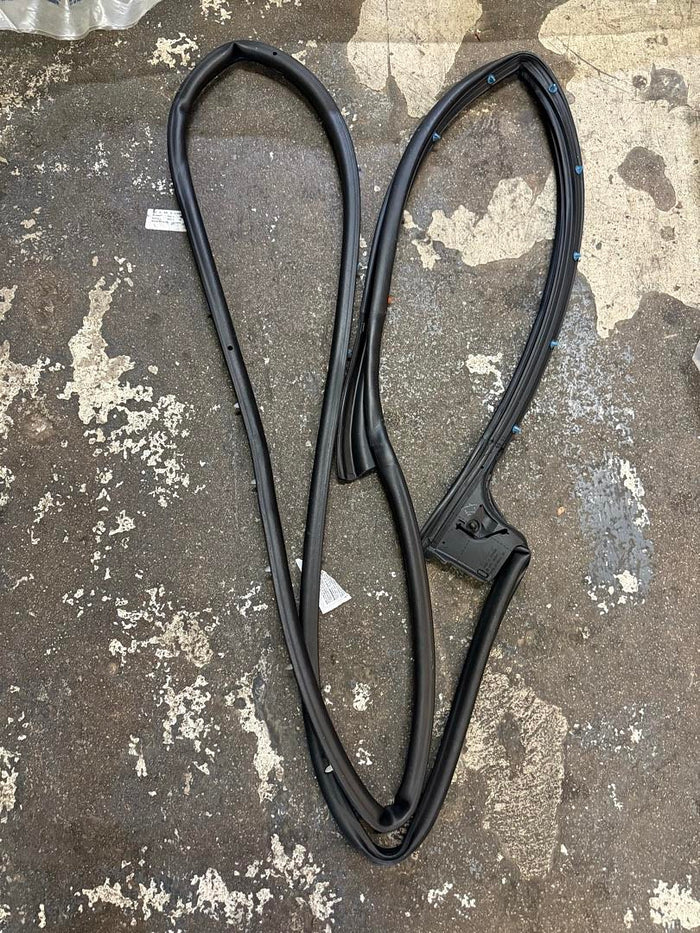 23330685 | 15-22 chevy colorado / gmc canyon OEM GM Front Passenger Side Door Weatherstrip