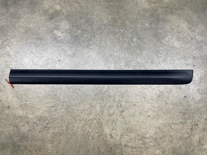 22760307 | GM OEM 99-13 Escalade Front Door Exterior Trim-Body Side Mldg 2007-2013 Chevy GM Tahoe Yukon Passenger Right Door Center Molding OEM