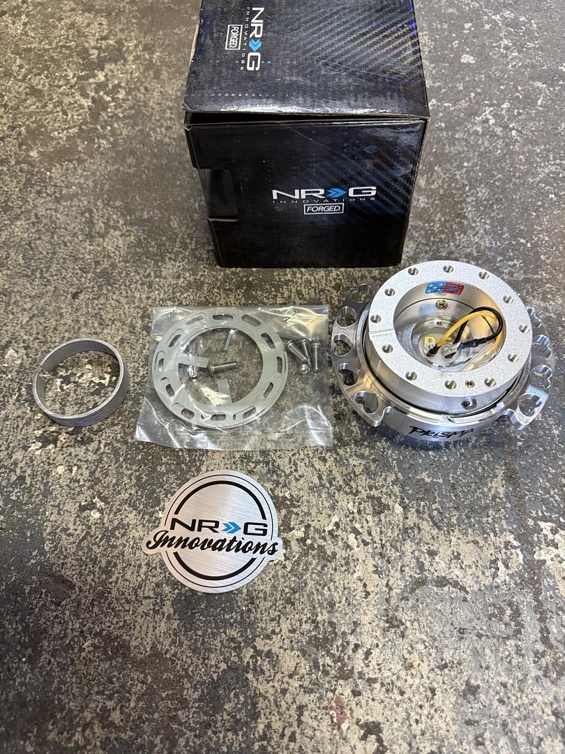 GEN 2.0 STEERING WHEEL QUICK RELEASE KIT ADAPTER SILVER BODY/SHINNY CHROME HEART CUTOUT RING 6X70MM & 6X74MM BOLT PATTERN