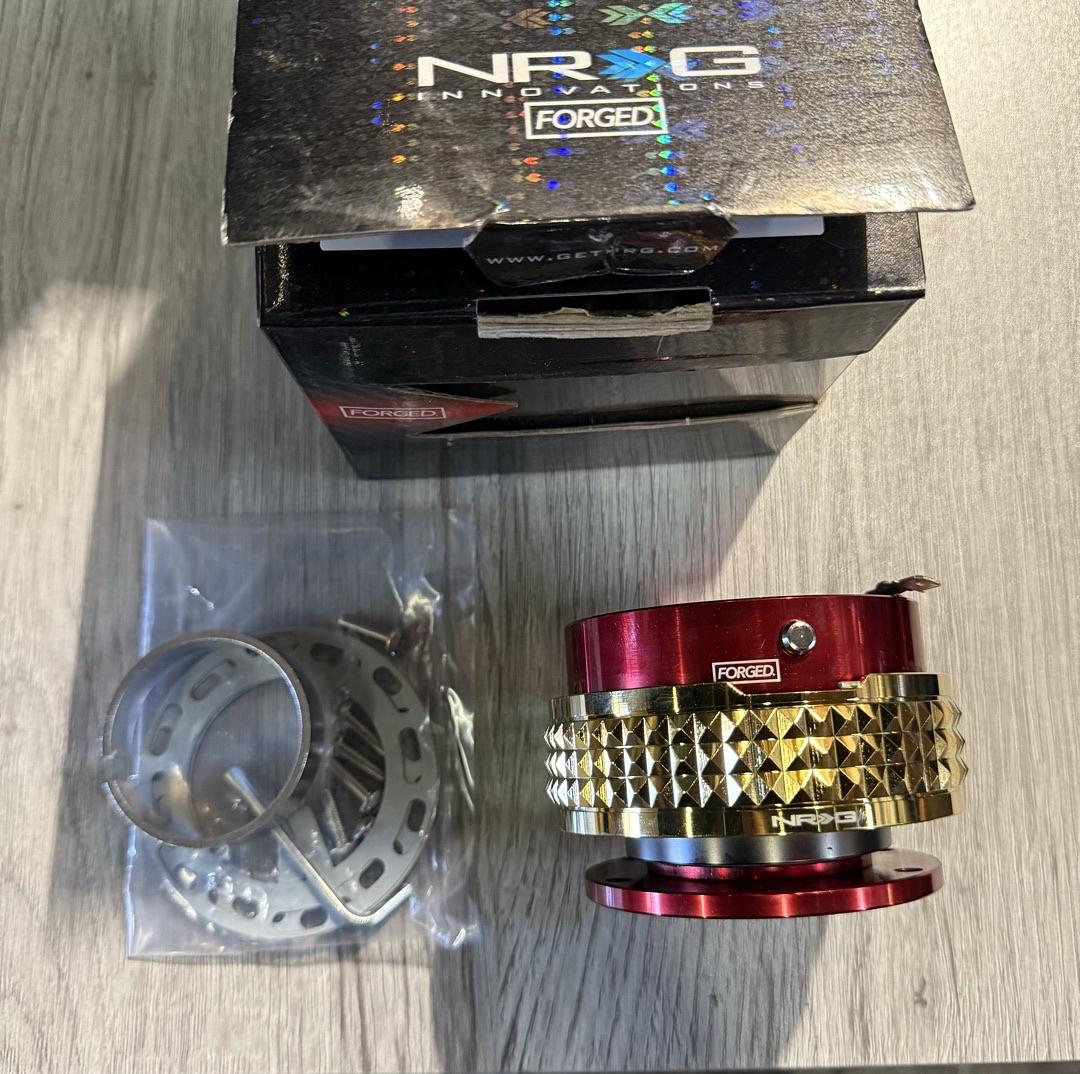 NRG INNOVATIONS QUICK RELEASE KIT (RED BODY/CHROME GOLD PYRAMID RING)