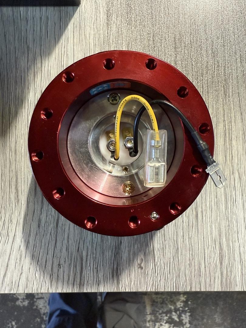 NRG INNOVATIONS QUICK RELEASE KIT (RED BODY/CHROME GOLD PYRAMID RING)